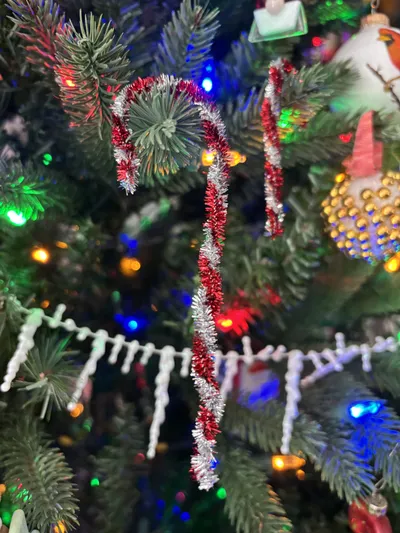 Simple Pipecleaner Candy Cane Ornaments